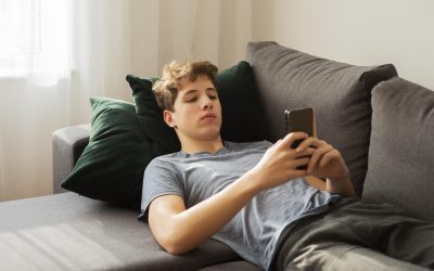 ¿Es obligación de los padres de sostener económicamente a aquellos hijos aún dependientes económicamente que ni estudian ni trabajan, y que no tienen intención de hacerlo?